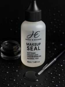 Hegai&Esther Makeup Seal
Is a colour lock for eyeshadow, blusher, lipstick and other colour products. Revives gel liners, brow pomades, or any hard and unblendable product, thereby restoring them back to the usual creamy smooth state. Hegai&Esther Makeup Seal